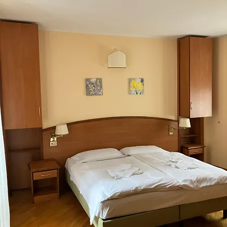 Saini With Air Conditioning Hotel 3*